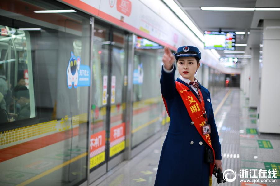 "地铁女神"走红后 称只想好好工作