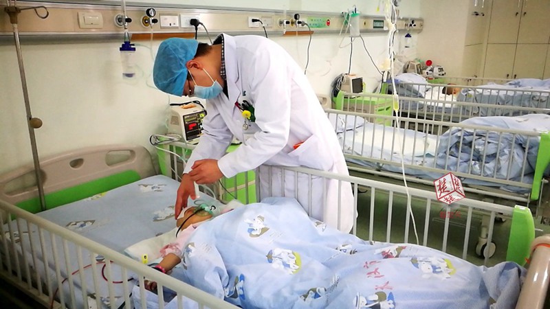 宝宝玩耍摔跤筷子插进小脑2厘米 家长狂奔医院喊救命