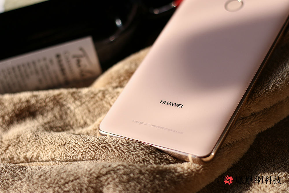 华为mate10 pro樱粉金图赏:让人少女心洋溢