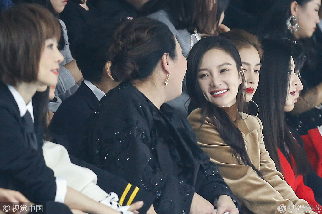 黄晓明走秀半个娱乐圈捧场!范冰冰与男友人亲密拥抱