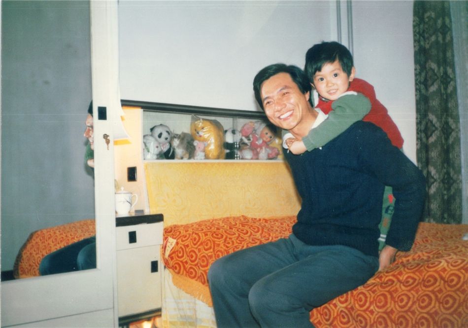 杜江爆童年照与嗯哼pk大眼神似洋娃娃