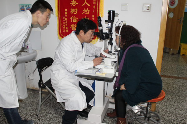 爱心接力郑州华厦眼科医院以光明延续王宽一家的大爱之路