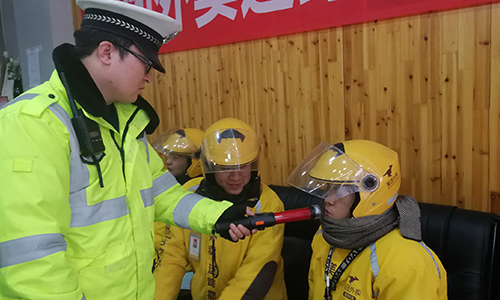 綏德交警為美團外賣送去交通安全大餐