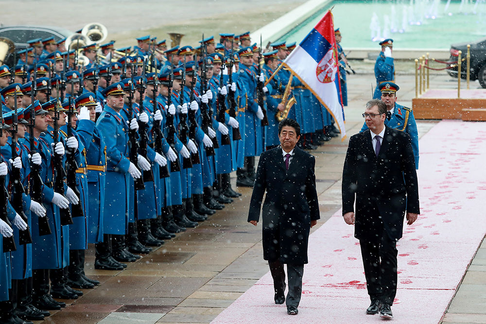 安倍访塞尔维亚与两米高总统同行