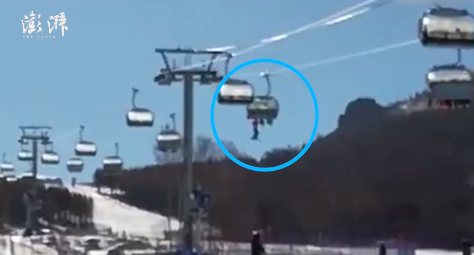 小孩在河北滑雪场缆车坠落前画面