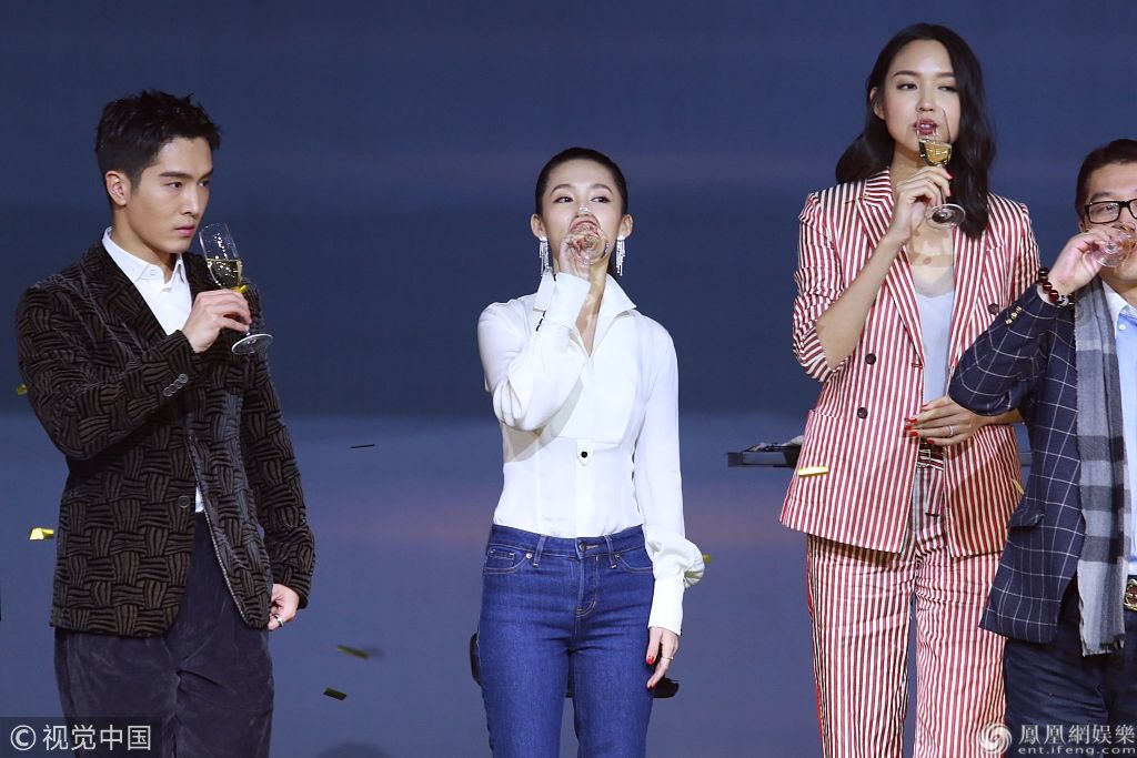 张梓琳与众人合影.