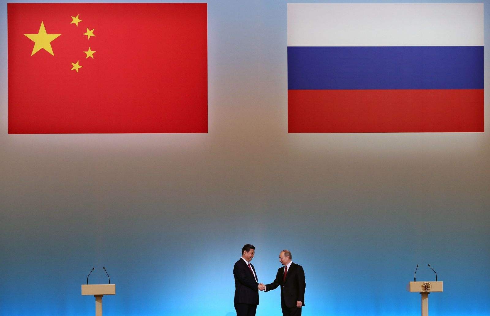 中国和俄罗斯握手图片