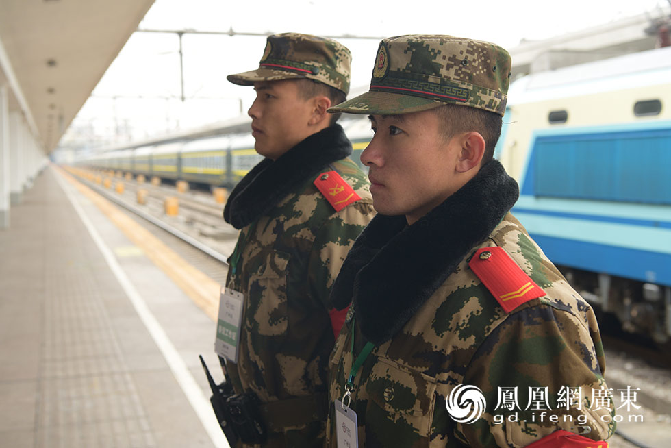 图为武警广东省总队机动支队的官兵在春运现场执勤