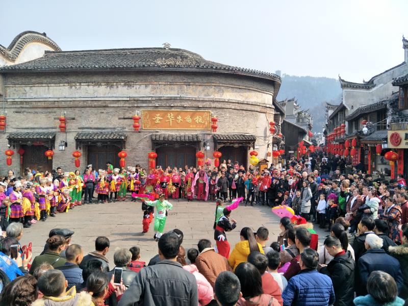 凤凰古城民俗大戏闹新春图