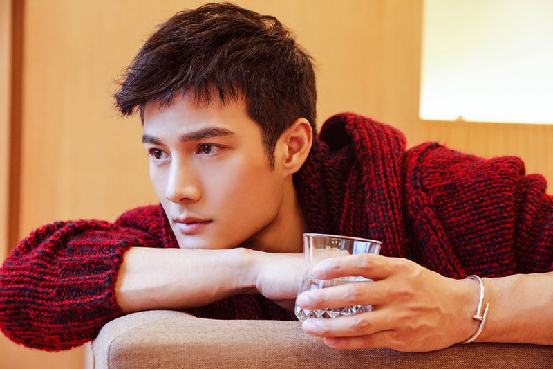 暖男黄骞曝冬季贺岁写真尽显新生代潮男偶像优雅魅力