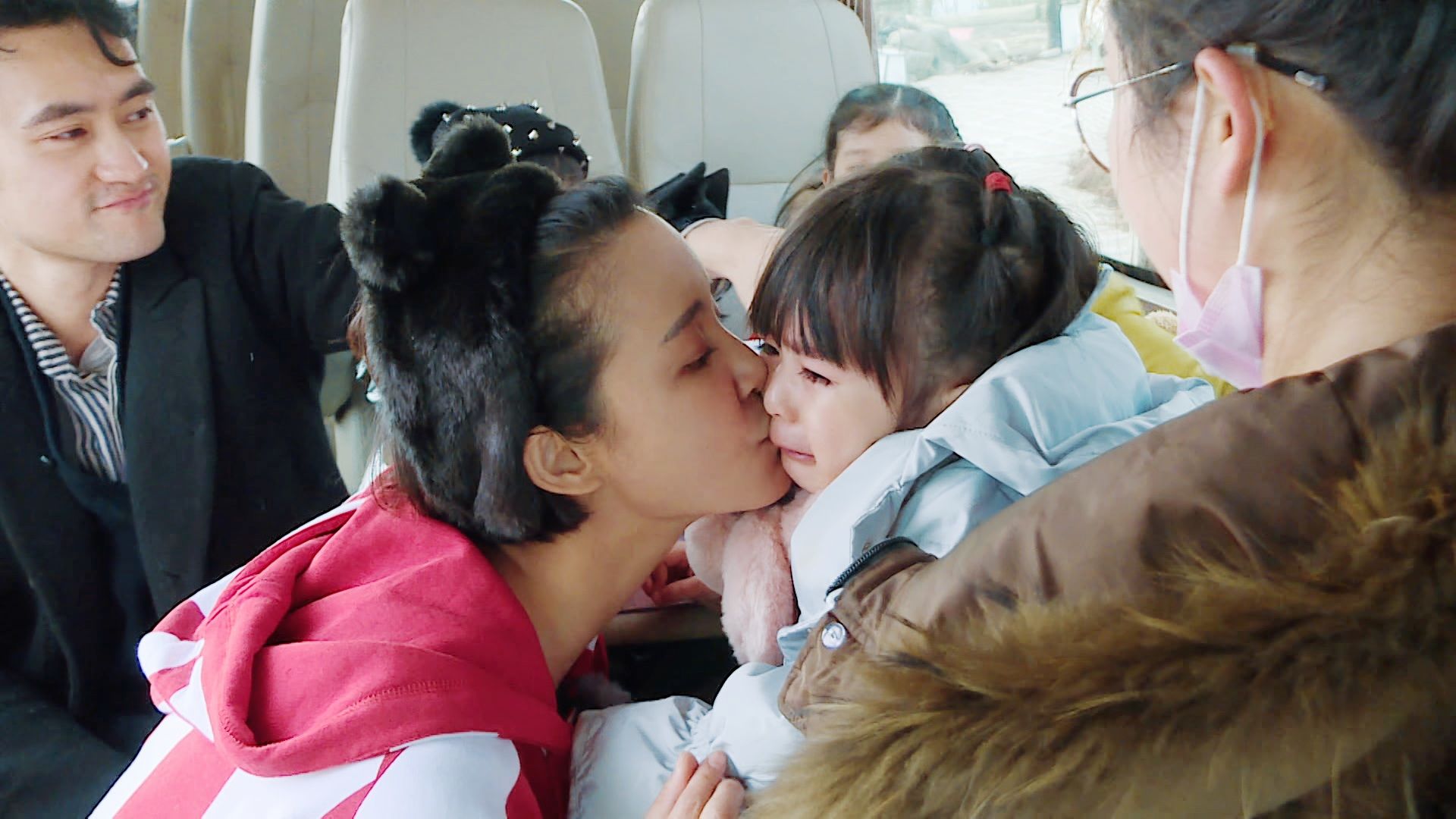 袁弘张歆艺带娃获孩子亲爸妈肯定萌娃齐催生