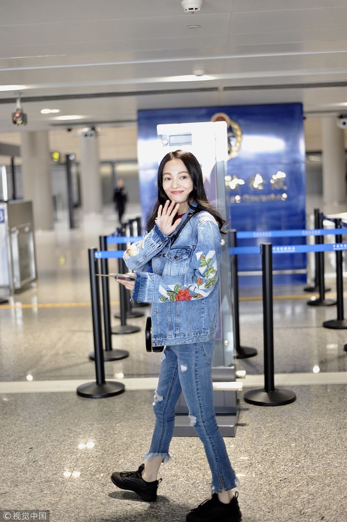 张韶涵一身牛仔风显春日清新气息