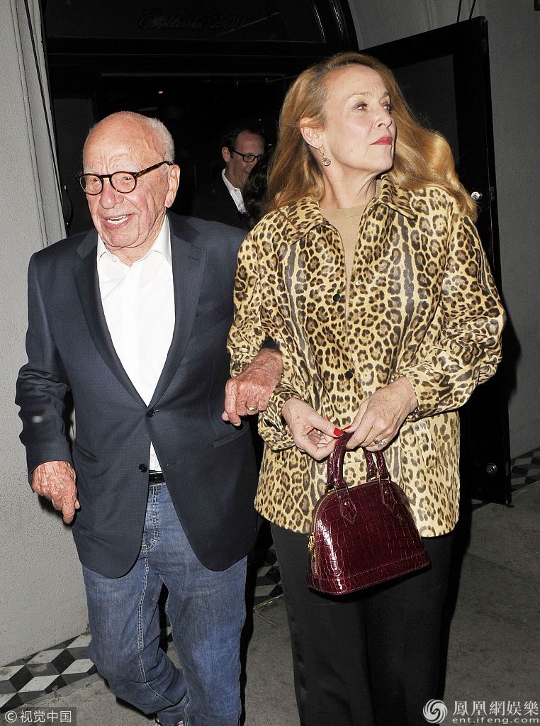 61岁瑞莉·霍尔脸上皱纹明显.