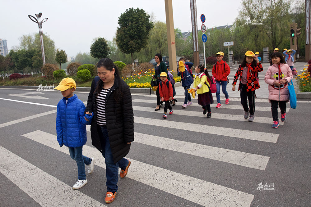 从家到学校步行大概10多分钟,过马路时,陈璐总是紧紧拽住儿子,生怕他