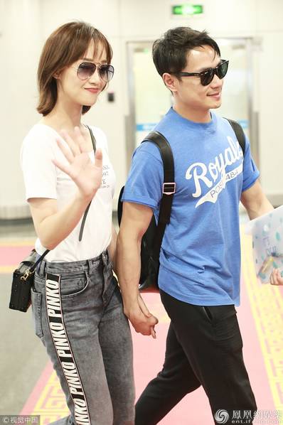 又是搂胳膊又是牵手!蓝盈莹曹骏最近太甜了