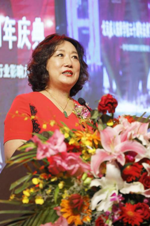 (图张海燕校长致辞)