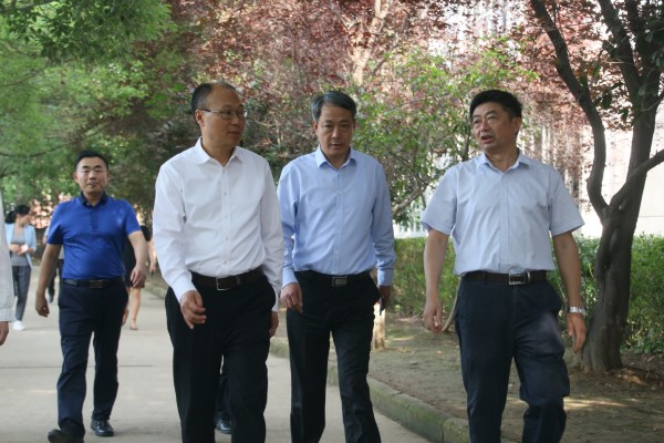 6月1日,"六一"国际儿童节到来之际,经开区工委书记,管委会主任杨伟