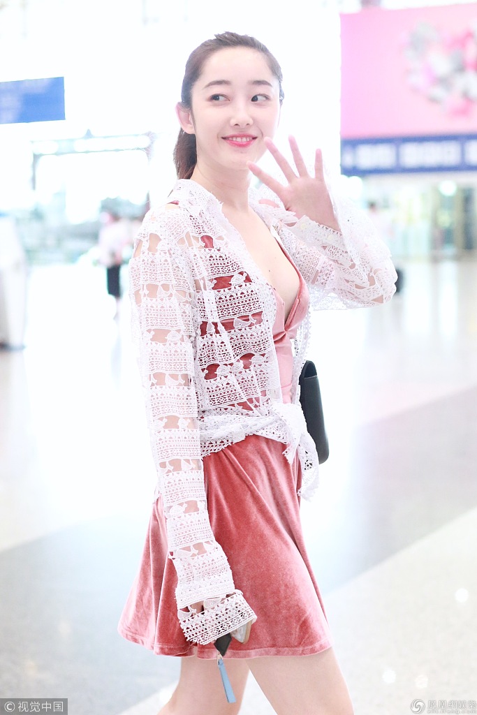 蒋梦婕变清纯性感结合体穿超低胸裙白皙皮肤抢镜