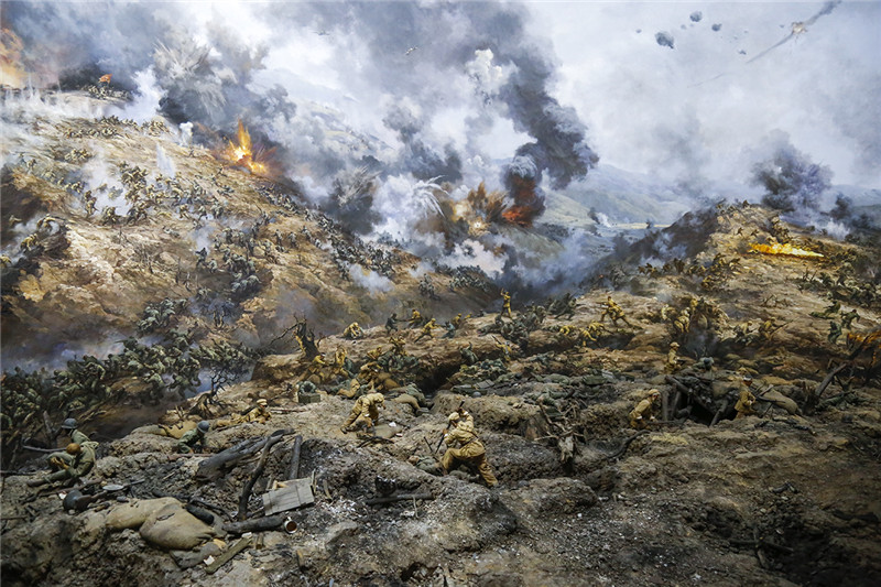 在上甘岭战役的半油画复原场景前,向记者讲述了他的大爷爷(爷爷的哥哥