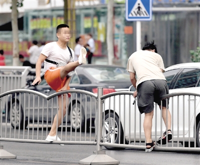 郑州百脑汇周边翻护栏,乱占道,电动车违法