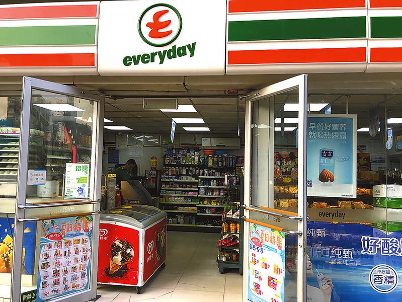 8月9日7时,碑林区万达广场南侧的"每一天便利店"正在售卖早餐.