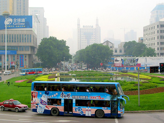 聽外公說,最早的公交車是木鐵混合結構的,由於美國的