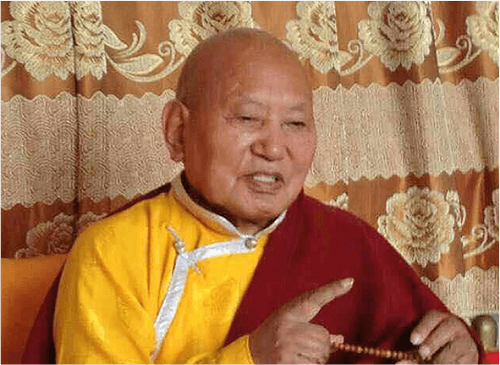 6岁时,第四世铎仁波切喀森日伦尼巴多尔吉活佛认定他为噶玛噶举黑帽系