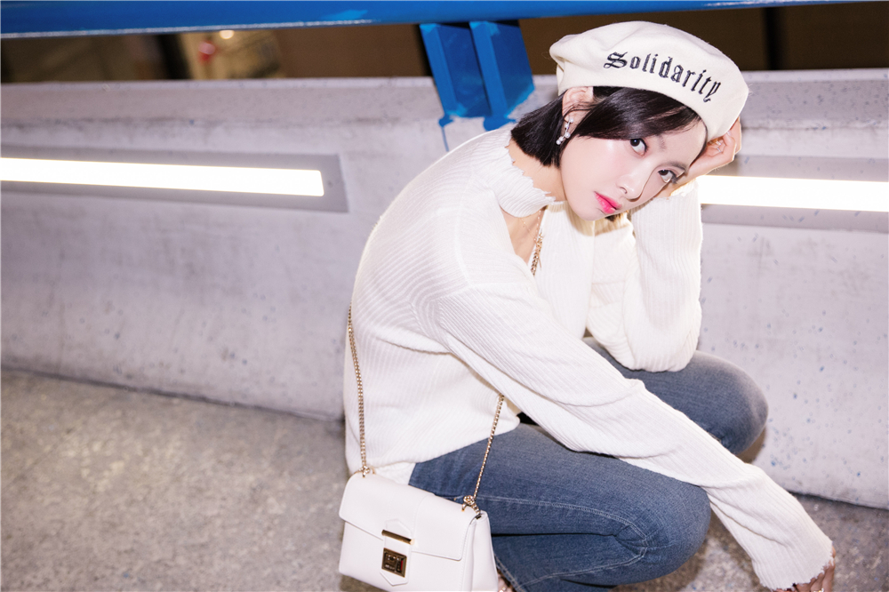 宋茜出发米兰牛仔裤搭配白色毛衣活力十足