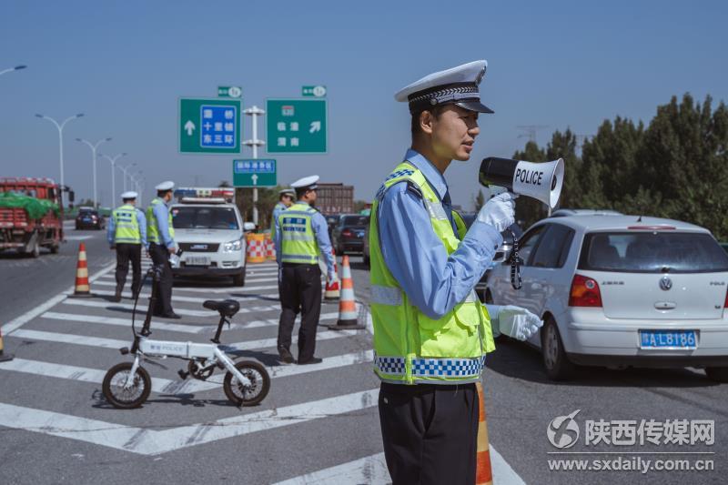 国庆西安交警处置事故7301起出警近20000人次