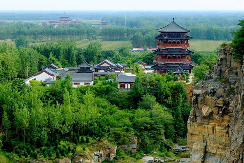 芒山镇山水小镇添新韵群众奔富涨豪情