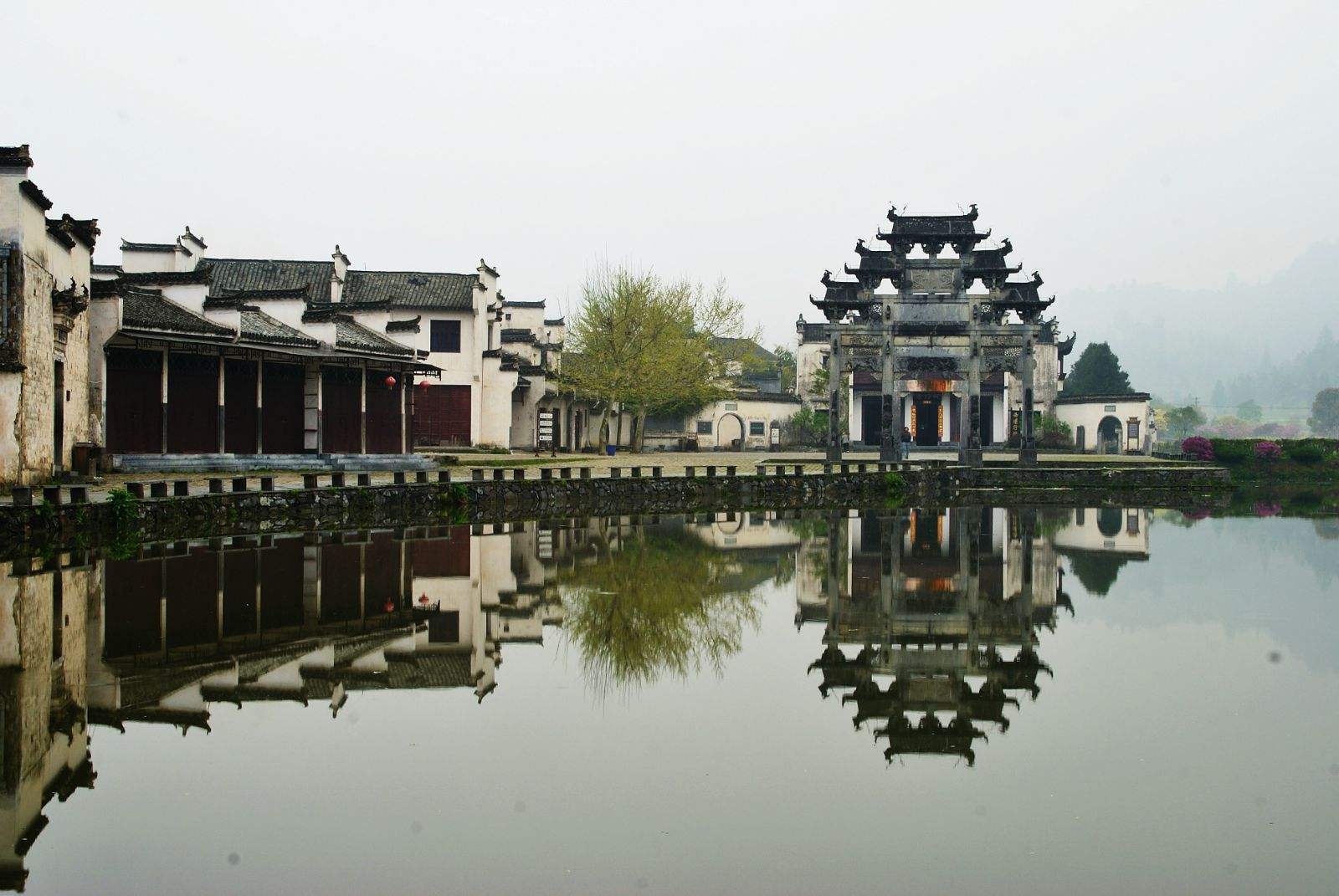 黟县的西递村,既有古徽州精湛的"三雕"建筑艺术,又有浓郁内涵的人文