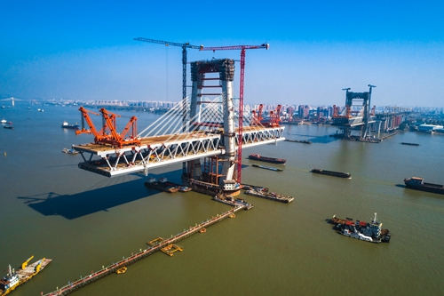世界首座高低矮塔公铁两用斜拉桥商合杭铁路芜湖长江公铁大桥主塔建成