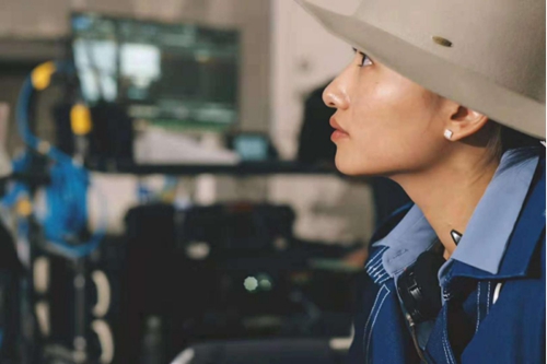 青年导演汪丹妮在拍摄现场图为汪丹妮在共青团义安区委举办的优秀青年