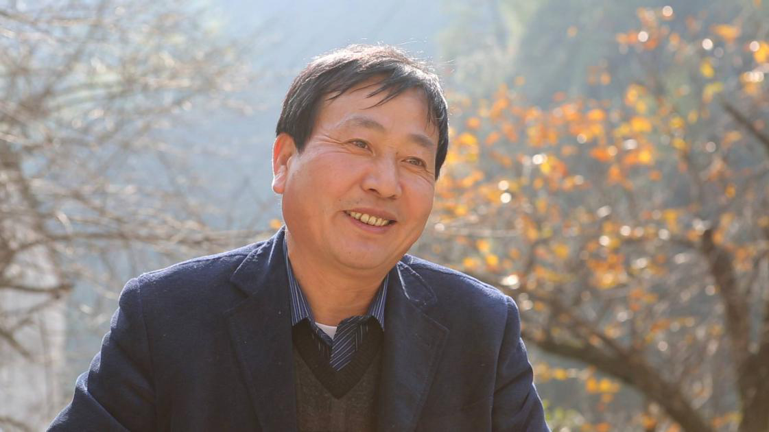 1976年潘立华高中毕业,得到了当民办教师的机会,虽然离家比较远,工资