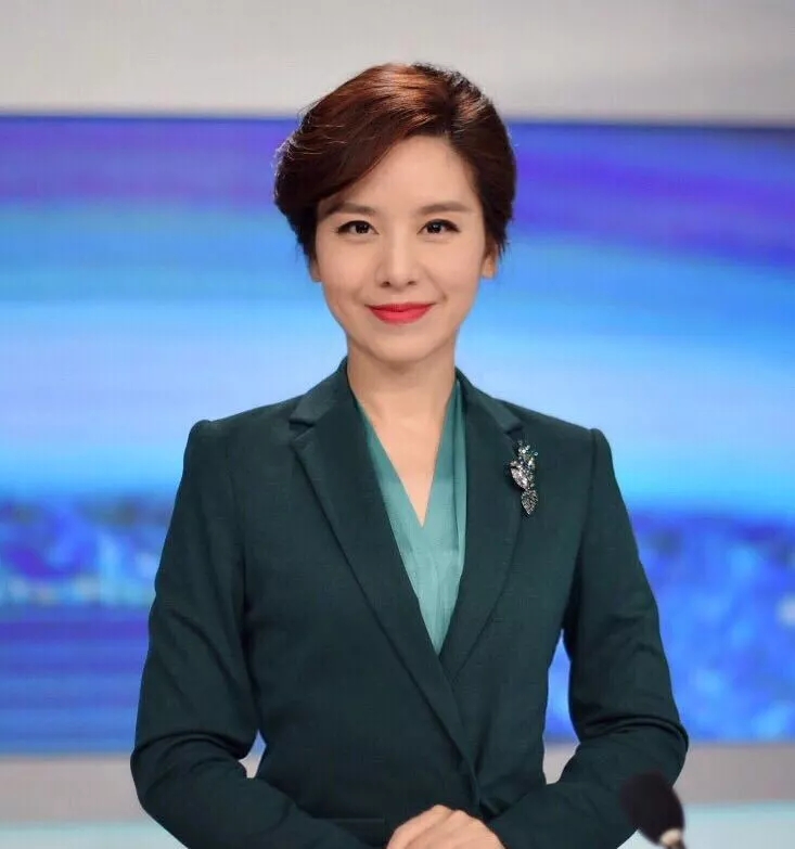 2019央视春晚主持人有张深圳脸 她是这样的女主播