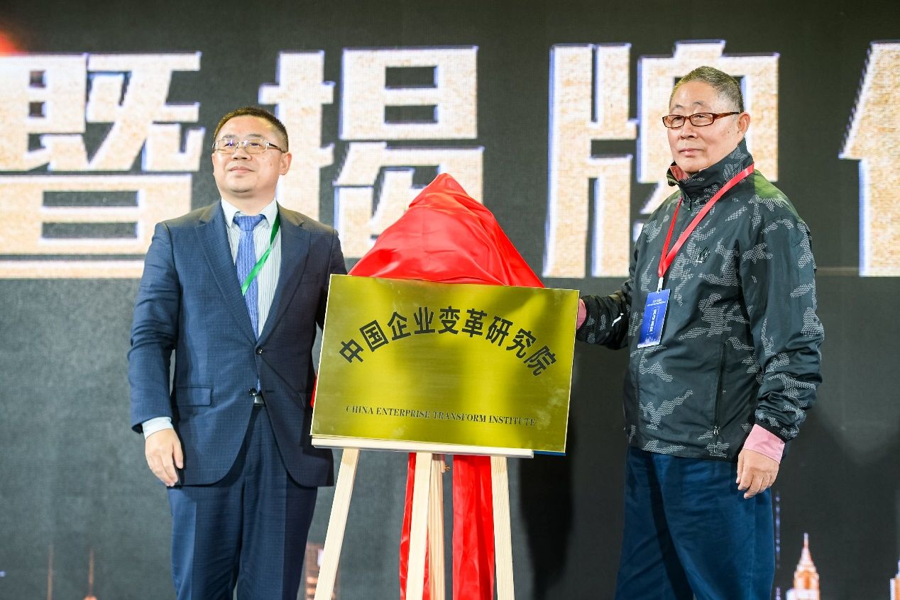 右:华营管理培训集团,华为前高级副总裁胡彦平主持人:张总(百思特管理