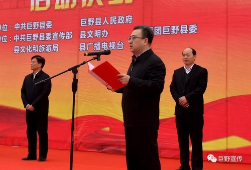 县委书记王昌华出席仪式并讲话.春风送暖麟城美,雷锋精神永相传.