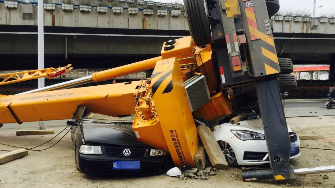 合肥街头 一吊车突然狠狠砸向两辆轿车