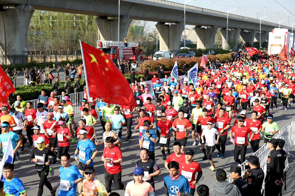 團隊亮相鄭開馬拉松在3月31日上午舉行的2019鄭開國際馬拉松賽中,鄭州