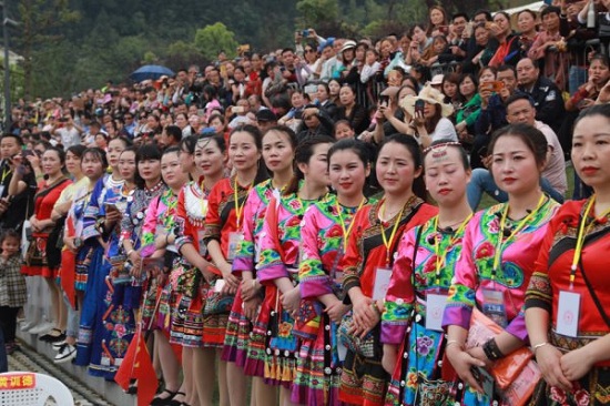 绥宁四月八姑娘节开幕吸引游客上山