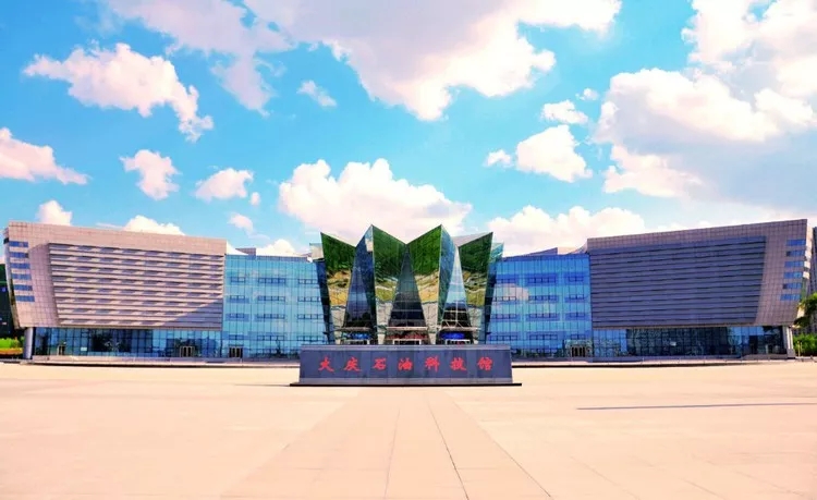 资讯与此同时这个城市形成了独具特色的石油文化底蕴,大庆精神,铁人