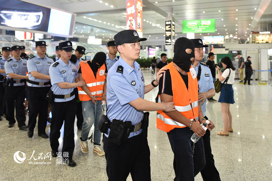 19名高富帅从缅甸被合肥警方押回