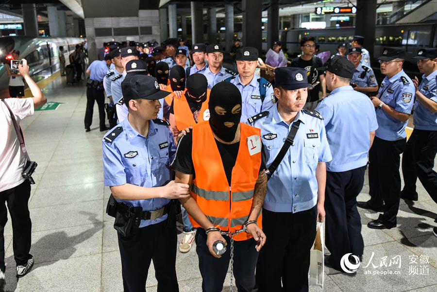 19名高富帅从缅甸被合肥警方押回