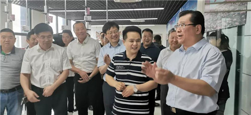 亳州市长杜延安调研安徽花吟姿公司鼓励王品武创新发展芍药花产业