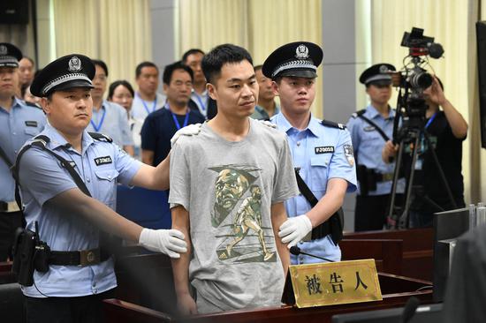 "栾川男子20年后打老师"案宣判 获刑一年半