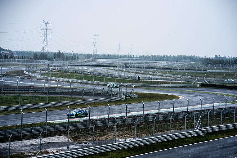 西安汽车职业大学车队在国际f3赛道内进行雨天湿滑路面测试方光华副