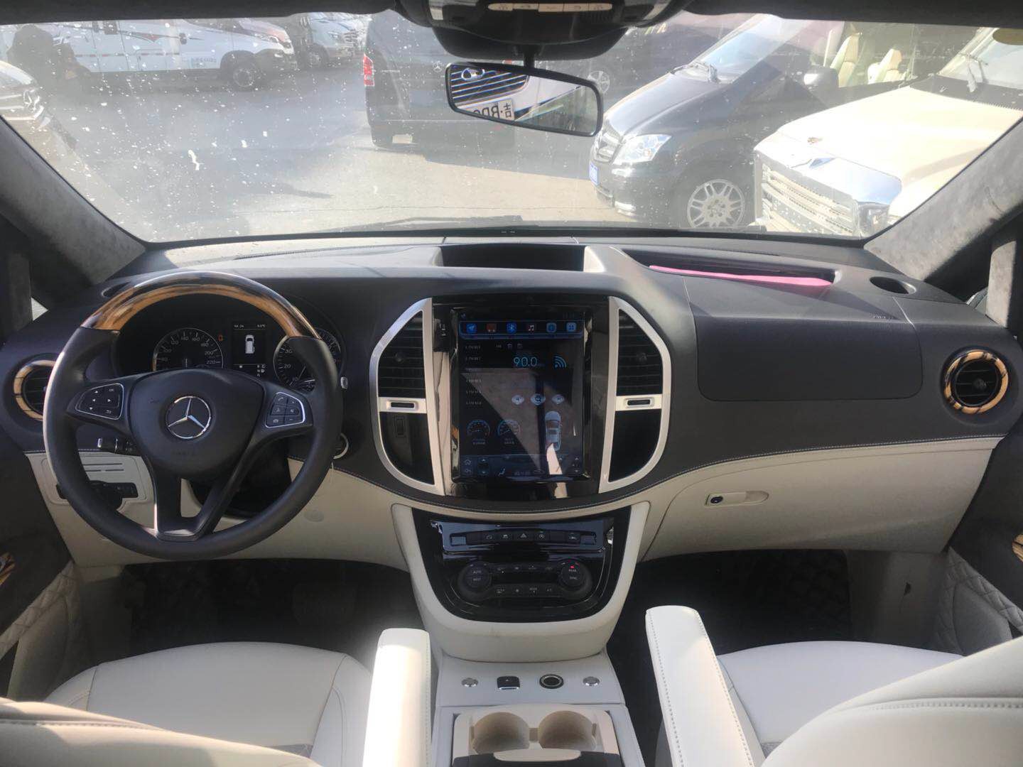 奔驰威霆商务车一路探索只为尊贵驾驭