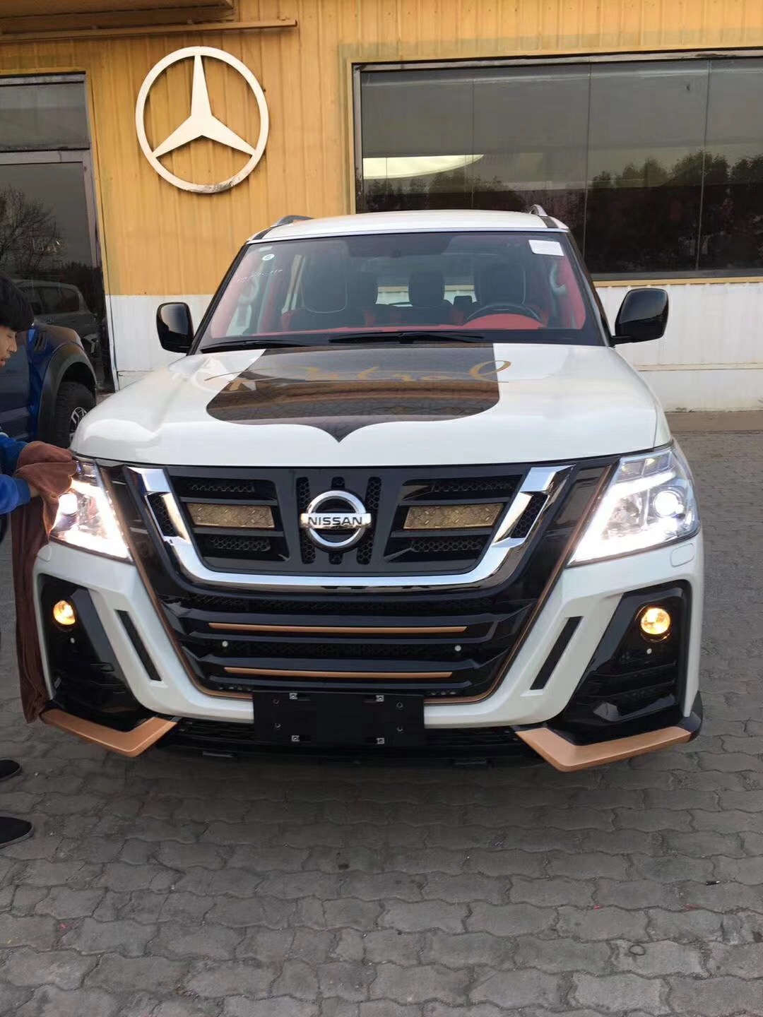 途乐改装新款领主包围, 全车贴花