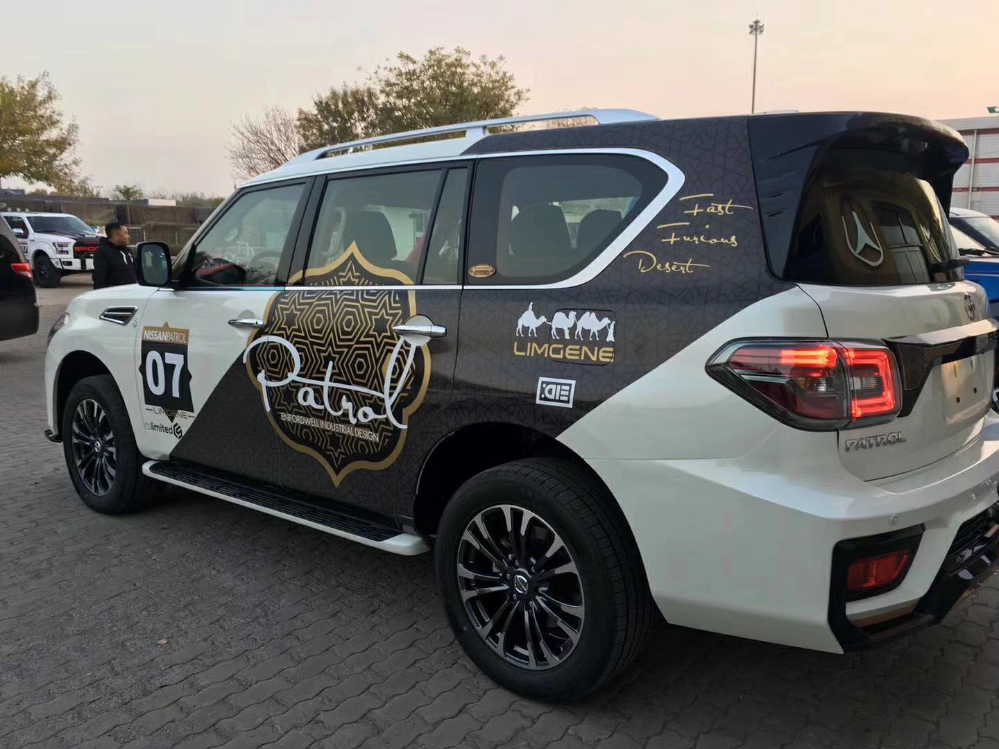 途乐改装新款领主包围, 全车贴花