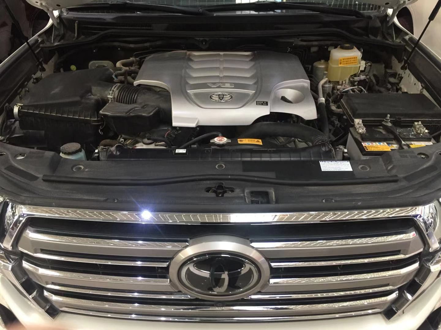 丰田酷路泽5700应用了一套新的电子机械系统, 它能够控制发动机的转速